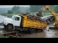 Download Lagu The dump truck collapsed the bridge, and the excavator came to the rescue