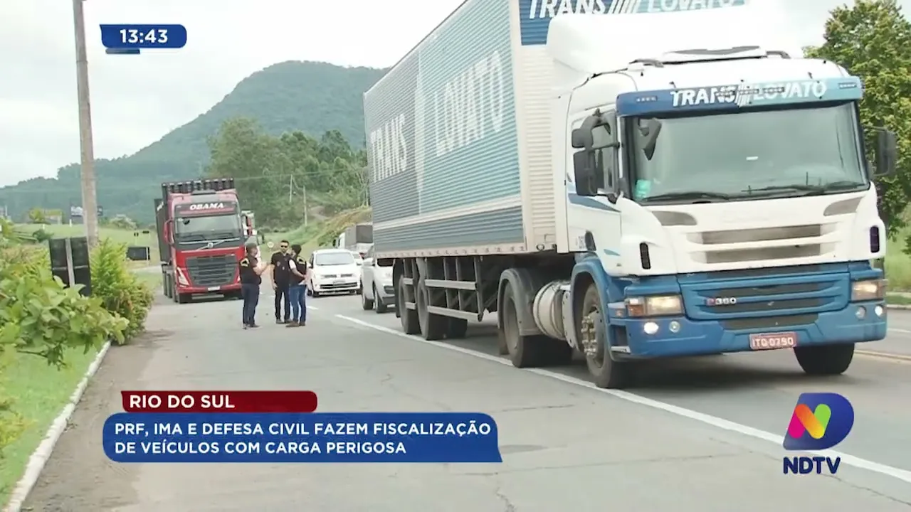 PRF faz fiscalização de veículos com carga perigosa em Rio do Sul