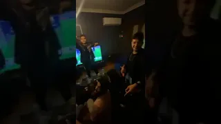 شوفو حوده بندق و احمد نافع وسامر المدني وعمر الكروان  وكل مغنيين المهرجانات عاملين اي وهما متجمعين  دندنها