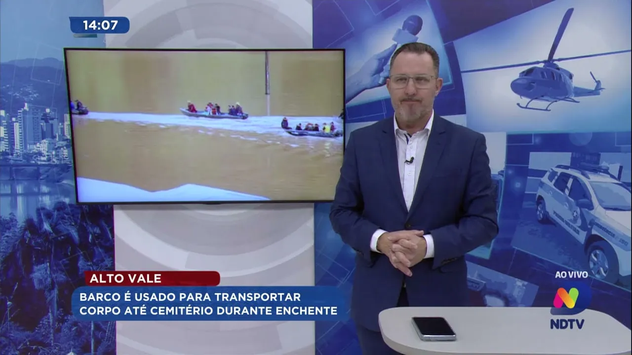 Barco é usado para transportar corpo até cemitério durante enchente no Alto Vale