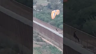 على الطريقة الطوفانية مهاجر ينجح في عبور حدود مليلية شمال المغرب 