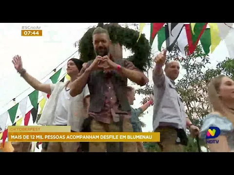 Oktoberfest: mais de 12 mil pessoas acompanham desfile em Blumenau