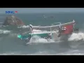 Download Lagu Detik-detik Perahu Nelayan Diterjang Ombak Besar di Pantai Puger Jember #LintasiNewsSiang 02/08