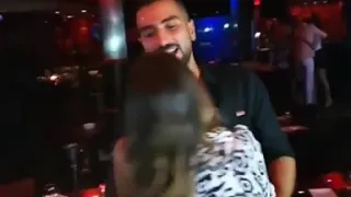 الشرنوبي يغني لزوجته فى حفل عيد ميلادها 