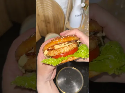 Ultra-light burger buns + a pro tip to keep them from getting soggy and keep them soft