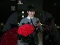 情人節捧花找女友，卻被交往七年的她嫌棄寒酸，還當面坐上富二代跑車！他蹲路邊喝酒買醉，誰知冰山美女突然宣布要當他女友！下一秒神豪系統激活，百萬直接到帳，靠近她還能每秒賺錢！