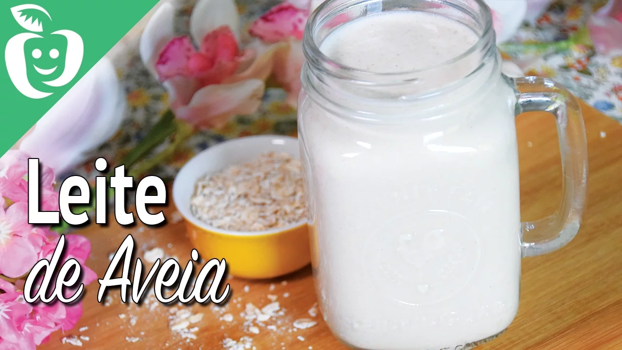 Receita simples e muito fácil de leite de aveia caseiro feito com aveia em flocos finos, mas você po. 