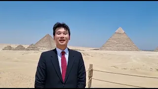 السفير الكورى يتحدث باللهجة العربية عند سفح الهرم 
