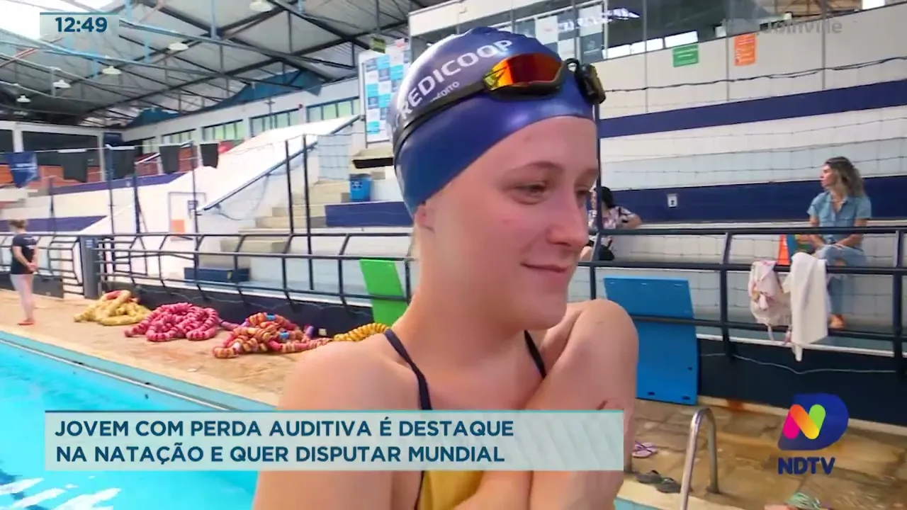Jovem com perda auditiva é destaque na natação e quer disputar mundial