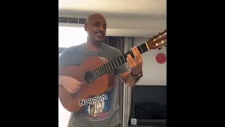 الملحن محمد يحيي يغنى شايف قمر لعمرو دياب لايف علي الجيتار 