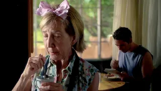 واحدة عجوزة عشان تنام مع شاب قد عيالها حطيتله منوم في الشاي 