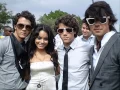 Download Lagu Jonas Brothers ft. Vanessa Hudgens (but only in the photo) - When you look me in the eyes