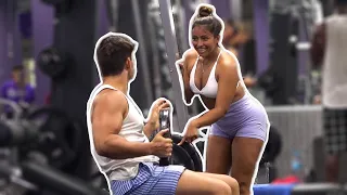 PONIENDO PESO EXTRA A ESCONDIDAS DE LA GENTE EN EL GYM!