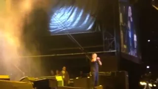 عمرو دياب جرالي اية من حفلة ابو ظبي                                دندنها