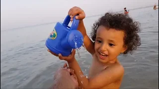 فآجأت آسر وسامر بطلعه للبحر 