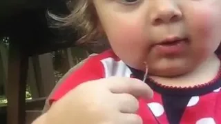 ولد يقول لبنت صغيرة صباح الخير وصباح الورد دندنها