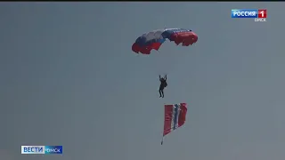 В Омске День флага отметили аэрофлешмобом