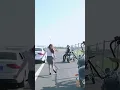 Download Lagu Aksi wanita viral menendang botol kedalam mobil