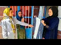 Download Lagu Paying the wages of a homeless mother and her daughter with money and clothes