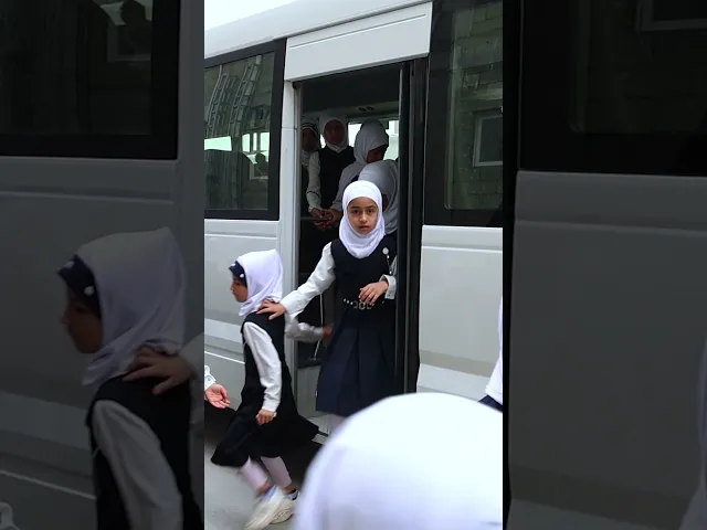 ⁣⭕️ يحدث الآن.. بدء وصول التلميذات المكلّفات تمهيداً للاحتفاء بهنّ ضمن مشروع الورود الفاطميّة بنسخته