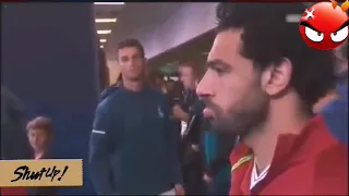 نظرة رونالدو الغريبه ل محمد صلاح العيون كلها بصاصه  نظرة رونالدو الغريبه ل محمد صلاح العيون كلها بصاصه