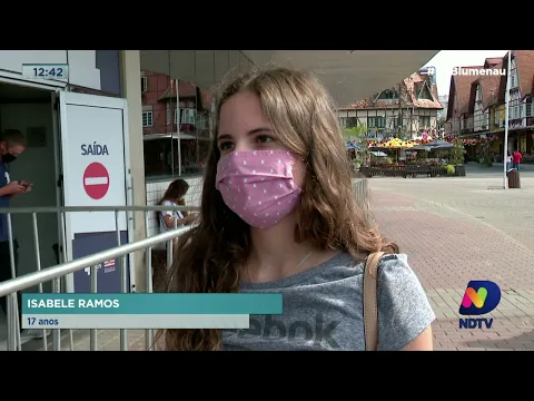 Adolescentes de 12 a 17 anos começam a ser imunizados em Blumenau