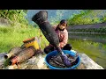 Lagu Single mother catches giant fish with ancient tools to sell at market. Cooking and farm development