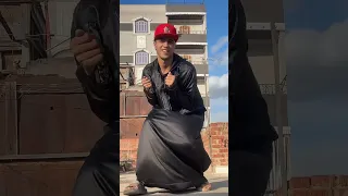 واقف علي القمه ومعايا مكالمه       دندنها