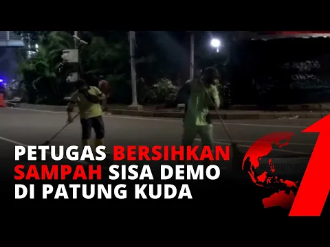 Pasca-Unjuk Rasa Kemarin, Petugas Kebersihan Beres-beres Sampah Sisa | tvOne