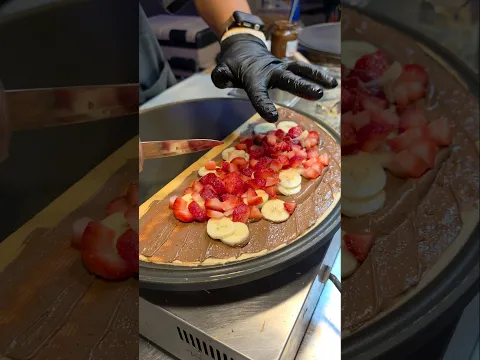 과일이 넘쳐나는 달콤한 딸기 바나나 크레페 / Sweet Strawberry Banana Crepe Overflowing with Fruit