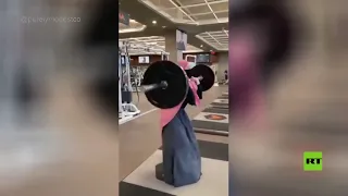 امرأه منقبه ترفع الاثقال وتثير الجدل دندنها