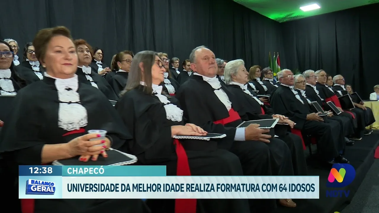 Universidade da melhor idade realiza formatura com 64 idosos em Chapecó