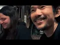 Download Lagu Agam Rinjani Dan Tamu Dari Brazil Sedang makan malam sambil ngobrol santai.