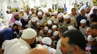 ألااف من طلاب العلم يزدحمون على الشيخ محمد بن هادي المدخلي في الحرم والشرطة تتدخل 