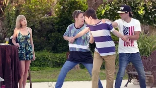 שכונה 2 הרגעים הגדולים אודי מגיע לביקור אצל השיינפלדים ניקלודיאון 