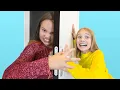 Download Lagu Amelia \u0026 Avelina learn that too much TV is not good for you - Halloween and others stories for kids