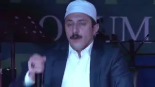 شيخ تركي يقرأسورة الفاتحة بنفس واحد دندنها