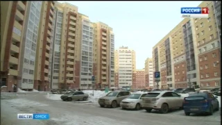 В Омске упавший с крыши дома снег  повредил 5 автомобилей