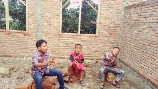 Download Mardua holong by Andepang kids Mallabap puang MP3