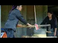 Download Lagu Oma leert May hoe ze maïskoeken moet maken die gemalen worden in een traditionele stenen molen