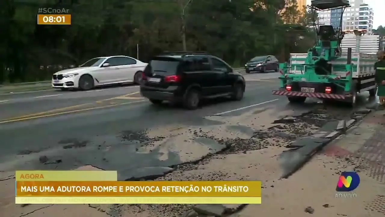 Mais uma adutora rompe e provoca retenção no trânsito