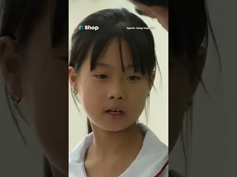 Biết mẹ luôn tự trách vì đôi chân khiếm khuyết, cô bé nói một câu khiến mẹ bật khóc