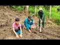 Download Lagu Police Hưng and Tư help boy Dat grow vegetables to improve his life.