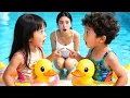 Lagu Le fils du PDG l'appelle Maman au bord de la piscine.Choquée, son visage est comme celui de sa fille