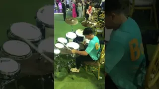 شوف الطبلة وعفرتو درامز عملو اي في الفرح 