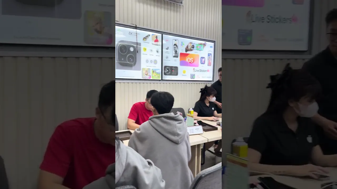 Miếng dán kính iPhone 14 UniQ