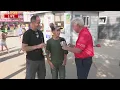 Ed Wilson talks to some Canadians about 4-H projects