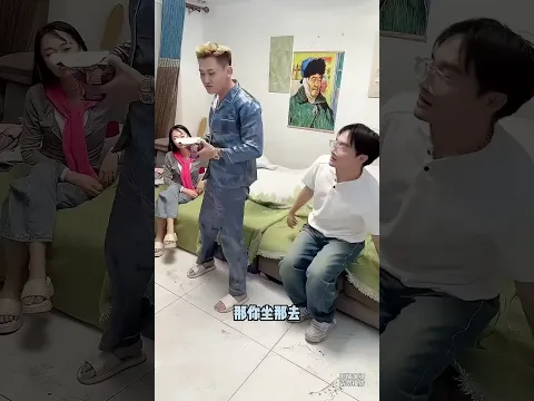 加满料汁的水箱伪装沙发整蛊男友，骗男友一屁股坐下去，瞬间湿身变落汤鸡！😂#funny #美女搞笑 #搞笑 #comedy #整蛊