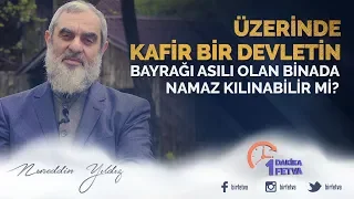 Üzerinde kafir bir devletin bayrağı asılı olan binada namaz kılınabilir mi?