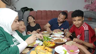 تحدي مع لمه العيله على فطار جديد من نوعه مع الاناناس العراقي وحكينا على كلمتين اسمعوهم 